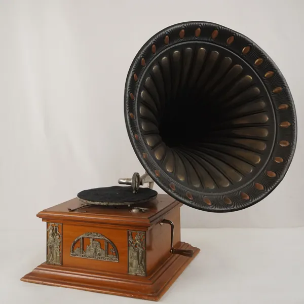 Trattgrammofon, svart. B211