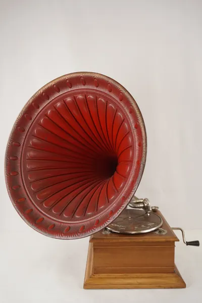 Trattgrammofon, röd. B212