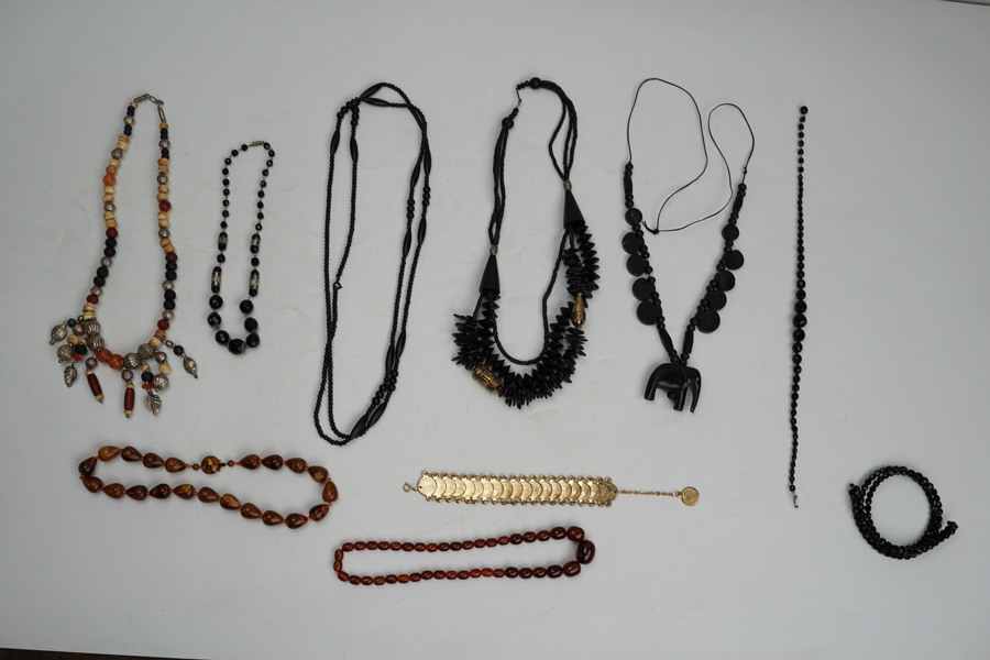 Diverse halsband stenar m.m. A90