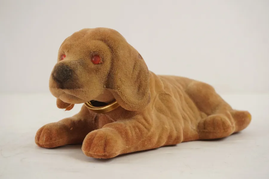 Nickande hund. A246