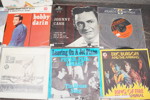15st Vinylskivor med pärm Elvis Presley Johnny Cash. A429