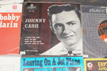 15st Vinylskivor med pärm Elvis Presley Johnny Cash. A429