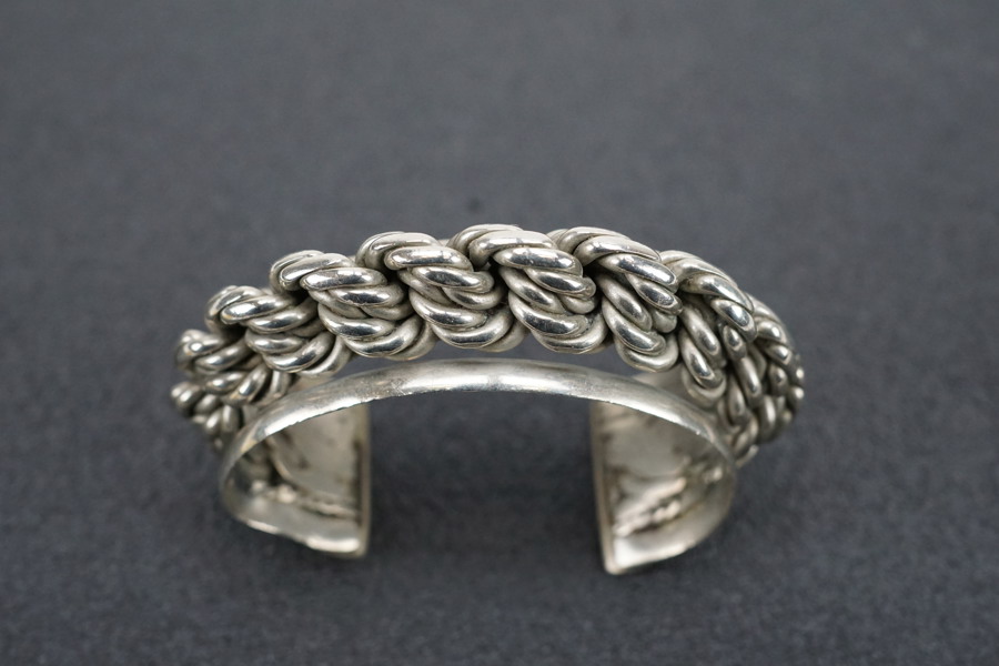 Armband flätade ringar. A85