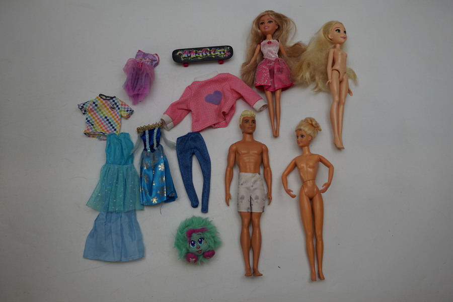 Diverse dockor Barbie Ken m.m. A110