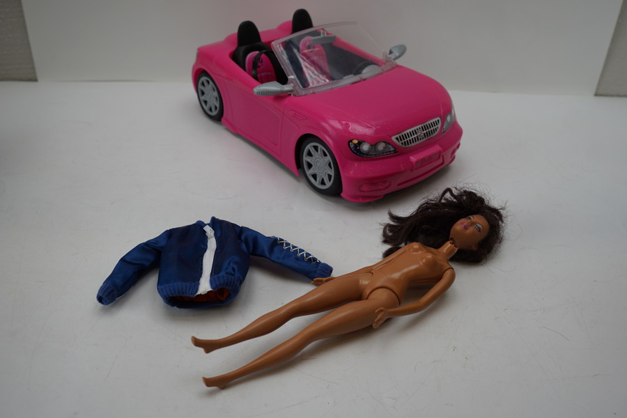 Barbie docka med bil. A113