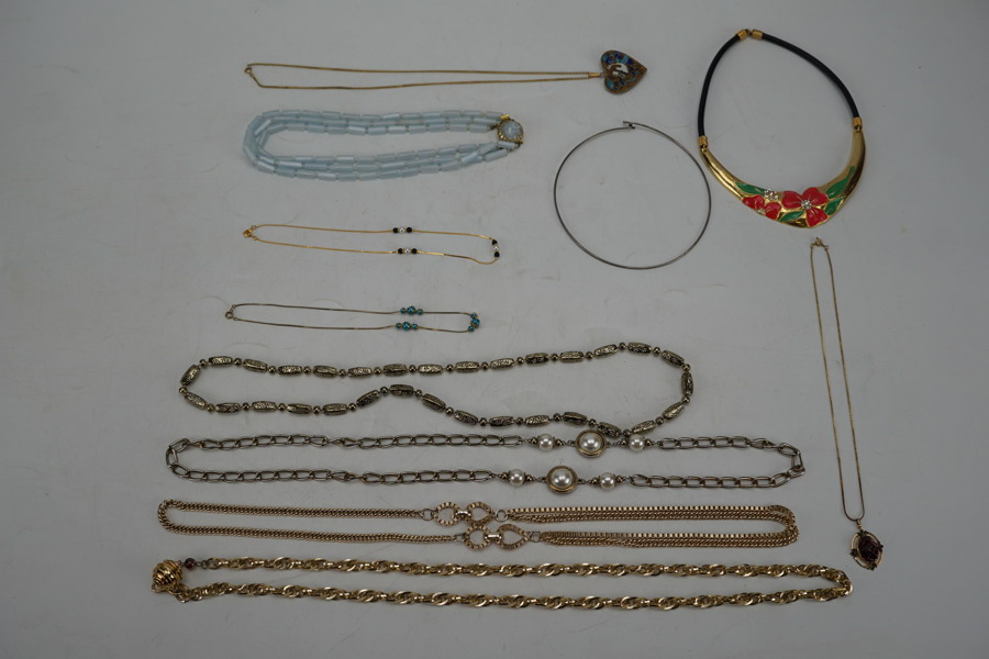 Diverse halsband kedja stenar m.m. A147