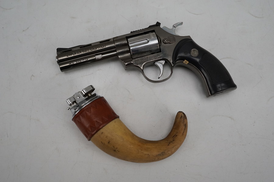 2st Tändare revolver och horn. A240