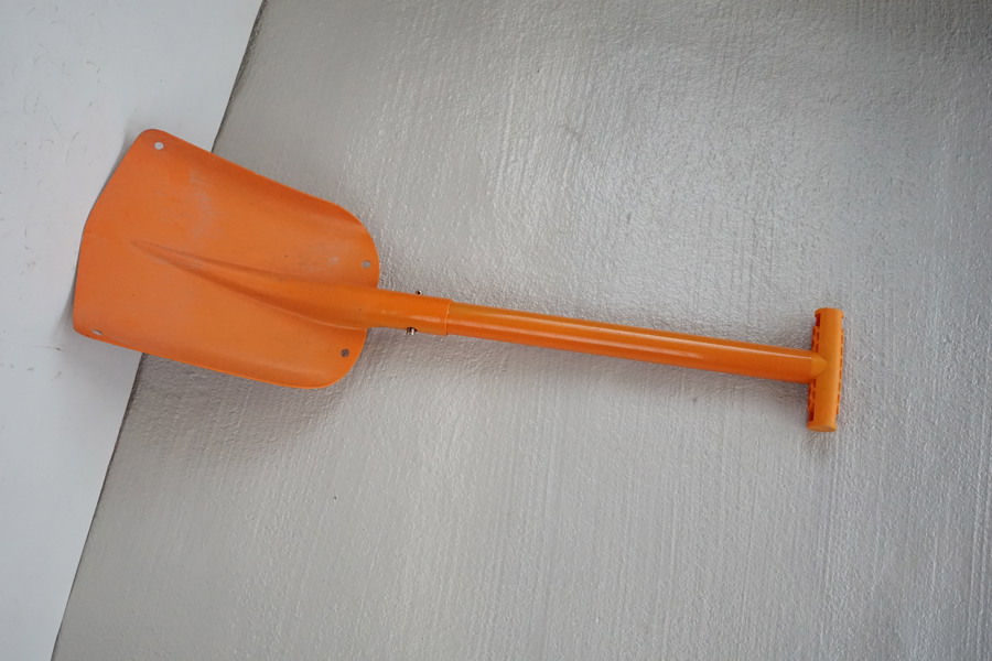 Liten skyffel orange. D121