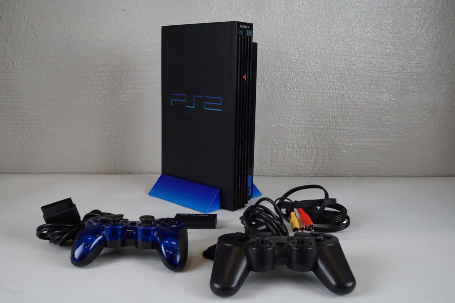 Playstation 2 med 2st kontroller och kablar. D16