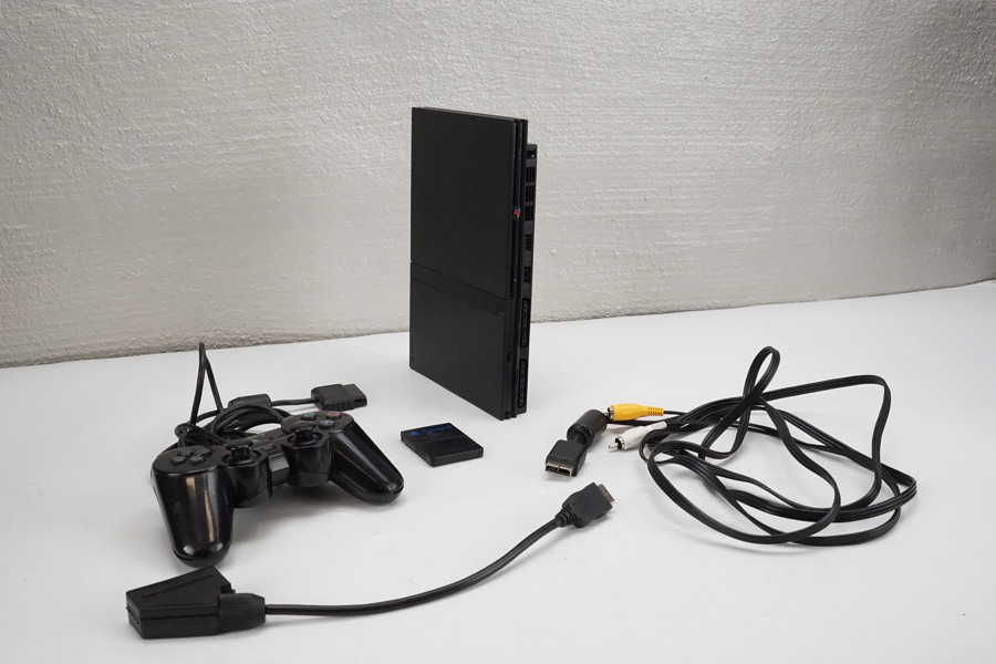 Playstation 2 Slim med kontroll och kablar. D18