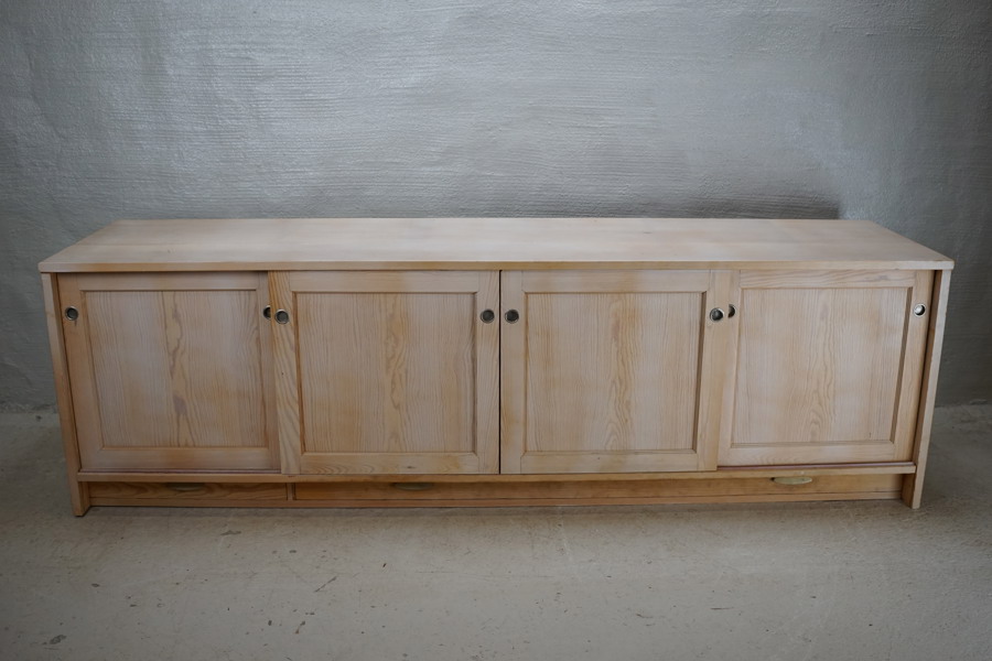 Sideboard/skåp. B109