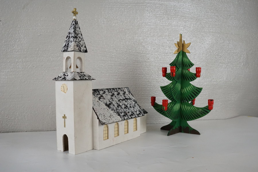 Julkyrka och julgransljusstake. A30