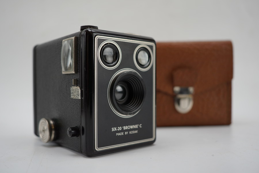 Äldre Kodak Six-20 Brownie C kamera med väska. A100