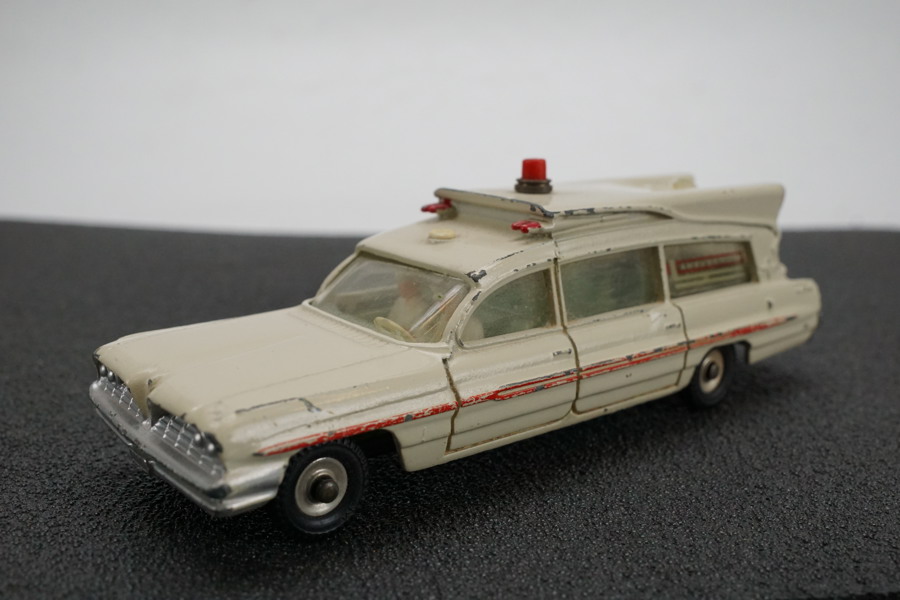 Dinky Toys Cadillac Superior Criterion ambulans. A127